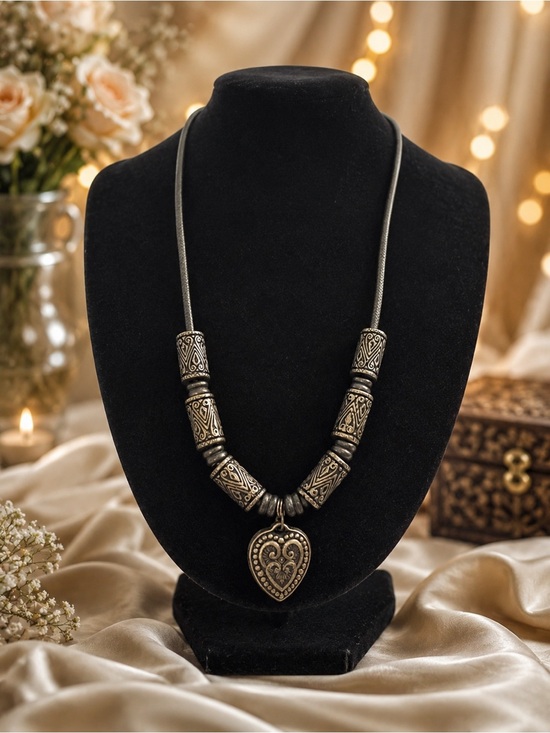 unbranded Jewelry - Antique silver heart pedant necklace